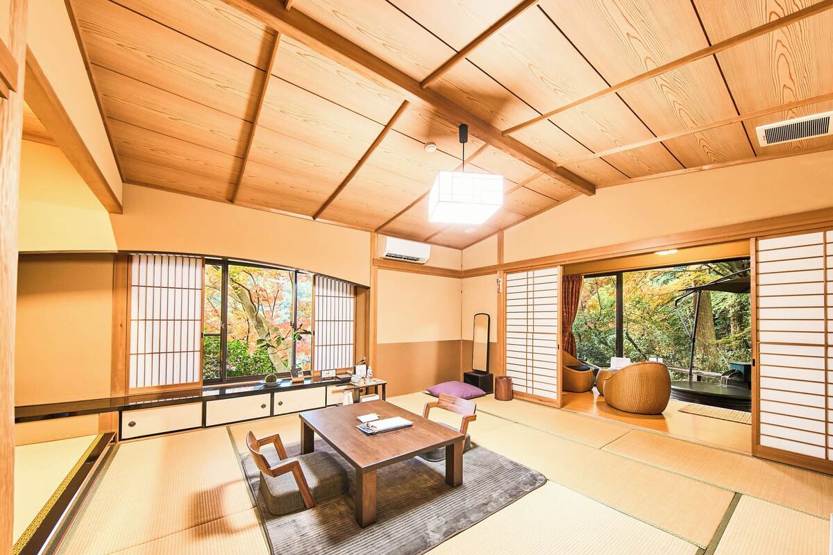 Une pièce de style japonais traditionnel, avec un sol recouvert de tatamis, une table basse et des portes coulissantes.