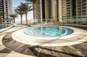 Outdoor pool - Maison Privee - High-Floor Trendy Apt w/ Marina, Palm & Ocean Vws (Dubai)