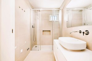 Combined shower/tub, towels