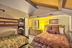 WiFi, bed sheets - Snug Wintergreen Resort Studio: Ski In & Out! (Wintergreen Resort)