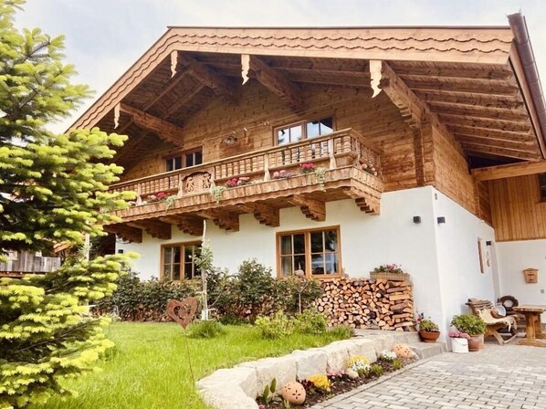 Exterior - Chalet Hochgern 65 m², for 2-3 persons, mountain view, WLAN, balcony (Staudach-Egerndach)