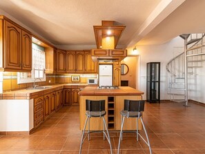 Réfrigérateur, micro-ondes, four, cafetière/bouilloire