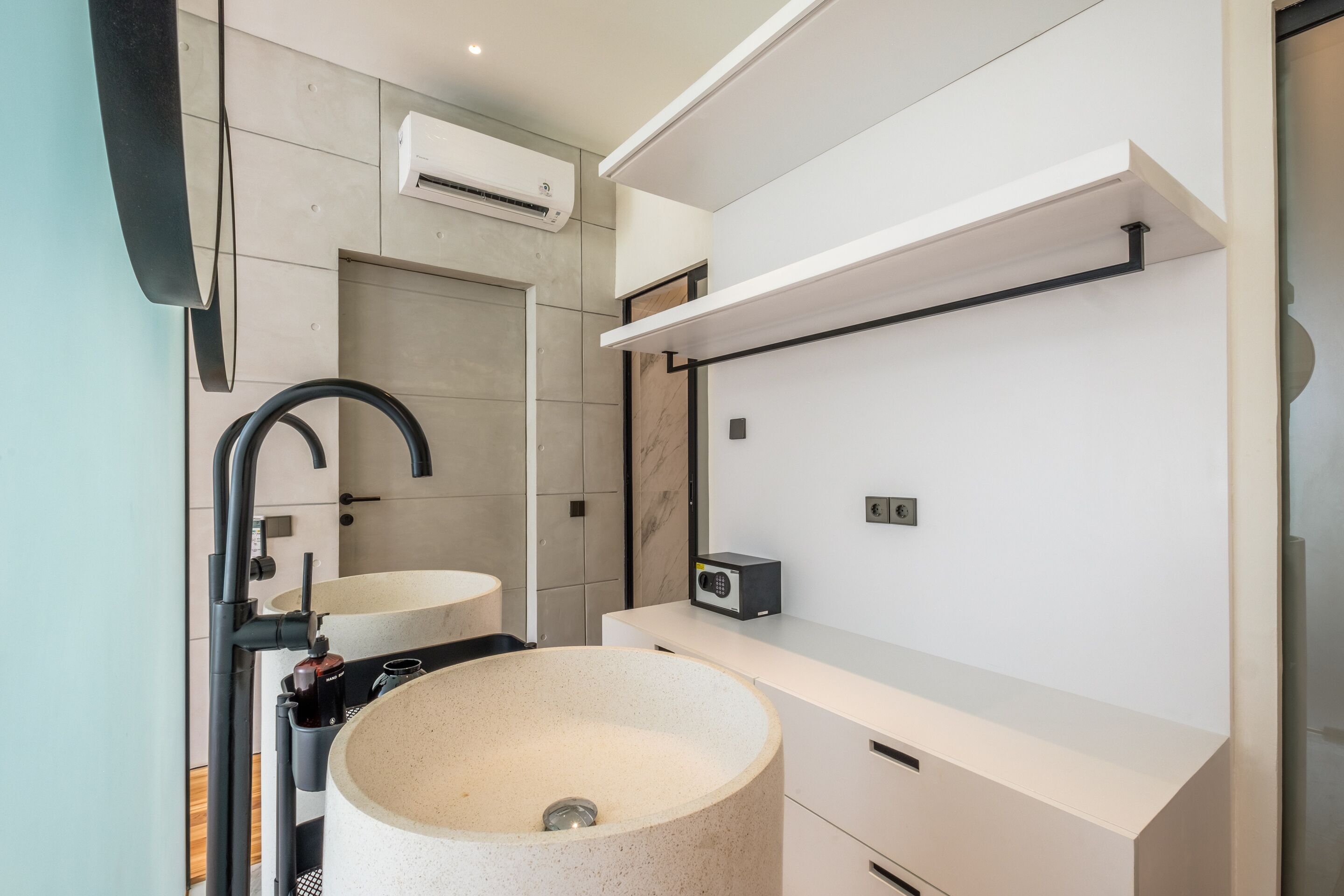 Une salle de bain moderne avec un lavabo sur pied, une grande baignoire et des toilettes intégrées.