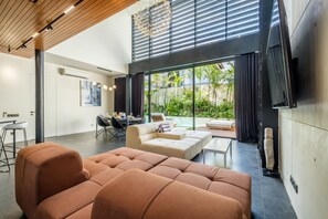 42-英寸智能电视  （配备有线频道）、电视