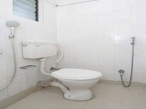 Deluxe-Doppelzimmer, Mehrere Betten, Stadtblick | Badezimmer | Dusche, Regendusche, kostenlose Toilettenartikel, Handtücher