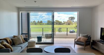 Tahuna Beach Apartment - Easy walk to the beach & lots of local eateries!