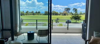 Tahuna Beach Apartment - Easy walk to the beach & lots of local eateries!