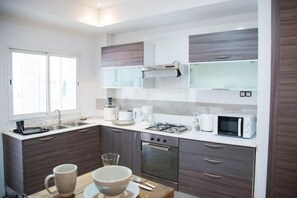 High chair, dining tables - *NEW* Perfect location @ Gammarth: 150m from the beach (Gammarth)