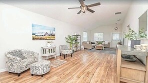 TV - Bright 3 Bedroom Cottage near Beach and Town (St. Augustine)