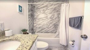 Shower, hair dryer - Bright 3 Bedroom Cottage near Beach and Town (St. Augustine)
