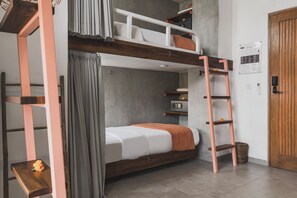 Tabla de planchar con plancha, wifi gratis y ropa de cama 