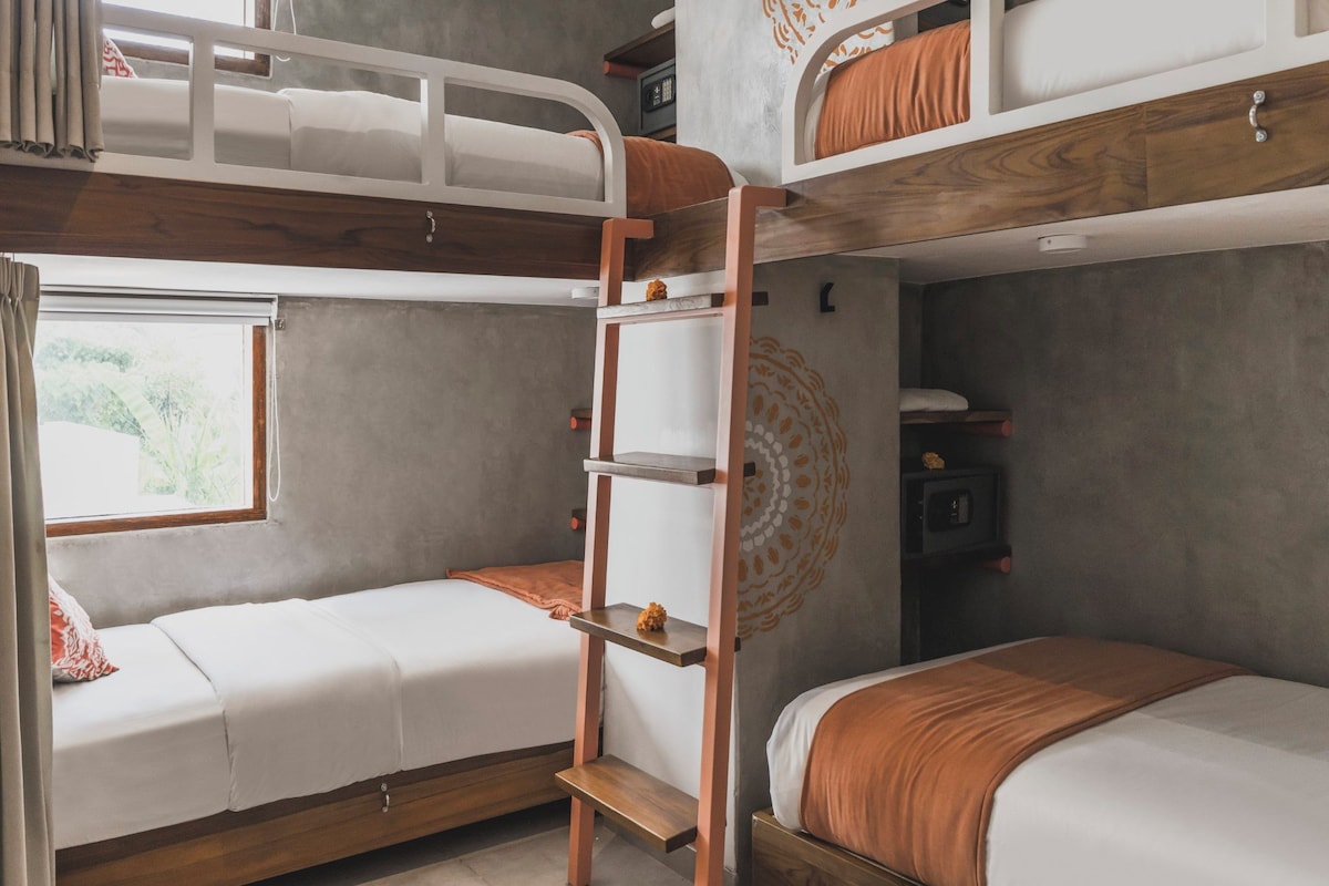 Tabla de planchar con plancha, wifi gratis y ropa de cama 