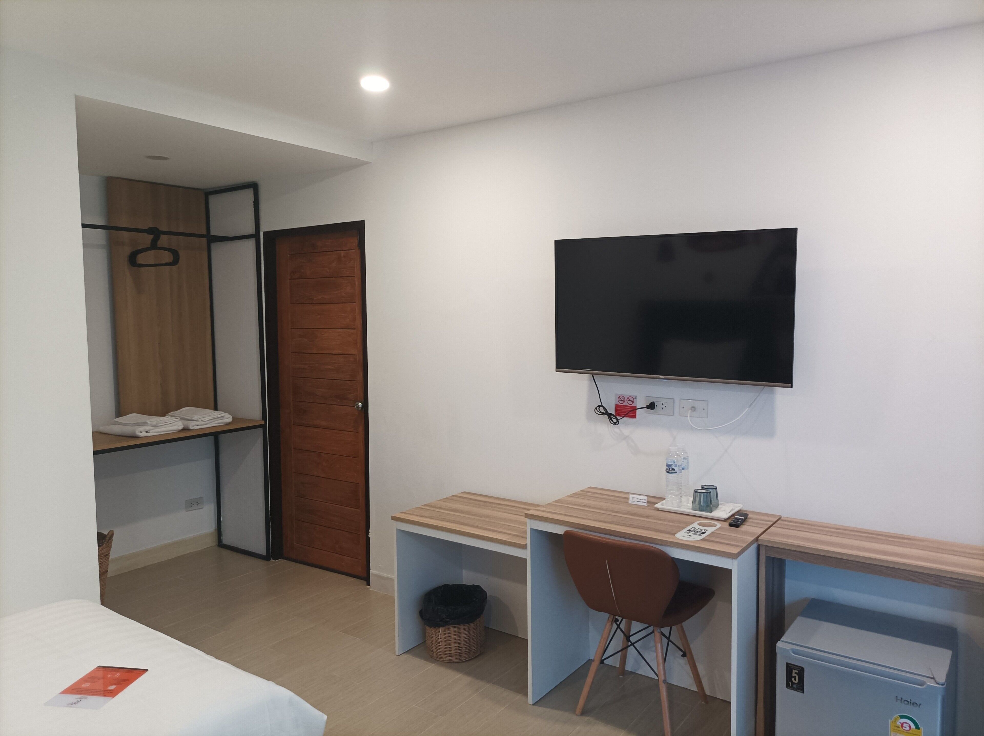 Laptop workspace, blackout drapes, free WiFi, bed sheets