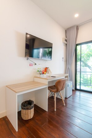 Roupas de cama premium, escrivaninha, espaço de trabalho para notebook