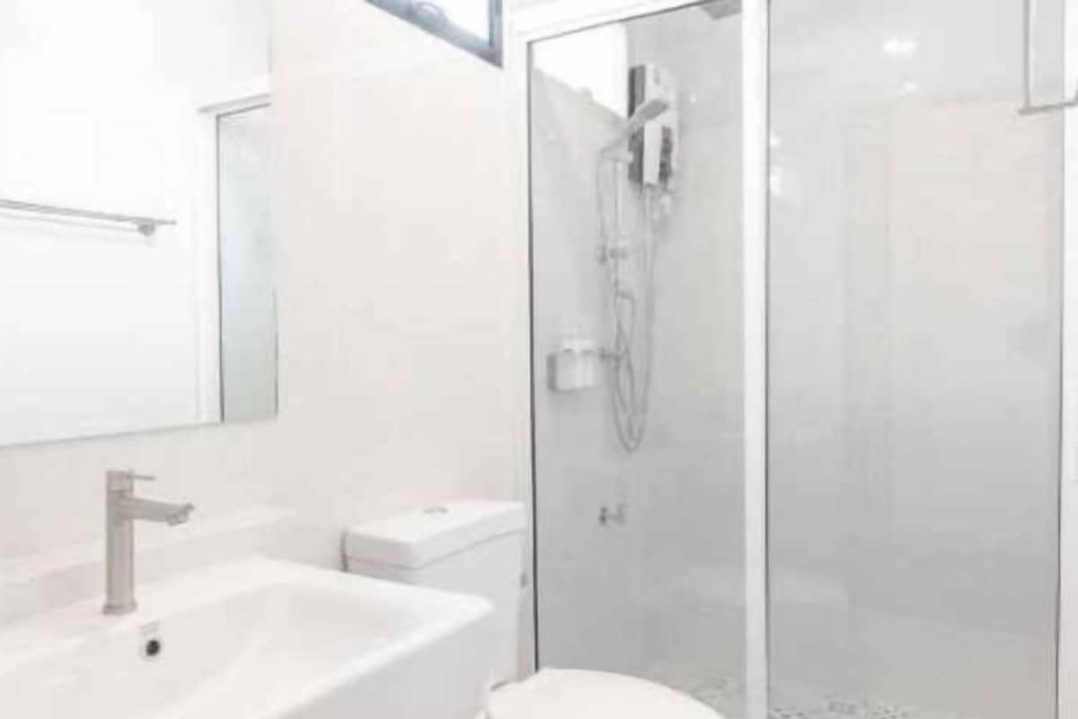 Douche, sèche-cheveux, serviettes fournies