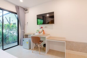 Luxe beddengoed, een bureau, een laptopwerkplek