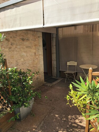 In the heart of St Florent apartment le Colombier with small courtyard 10 mn from A71