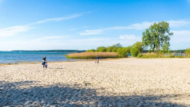 A wide sandy beach with a clear sky and calm water. - 3 bedroom house on the edge of a forest (Salles)