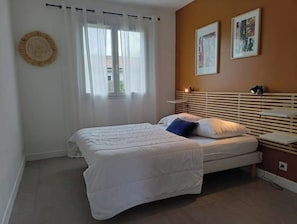 3 bedrooms, desk, iron/ironing board, free WiFi - 3 bedroom house on the edge of a forest (Salles)
