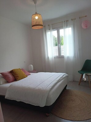 3 bedrooms, desk, iron/ironing board, travel cot