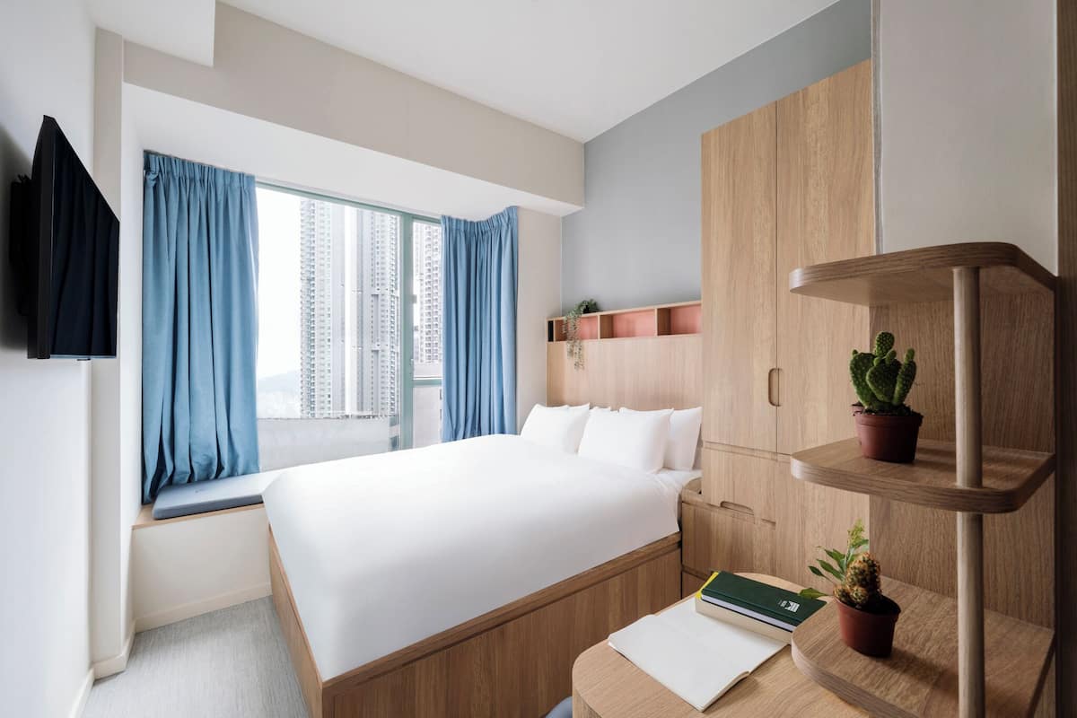 Una scrivania, tende oscuranti, Wi-Fi gratuito