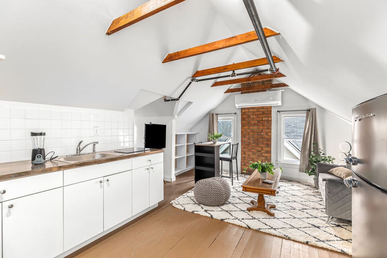 Een koelkast, een microgolfoven, een kookplaat