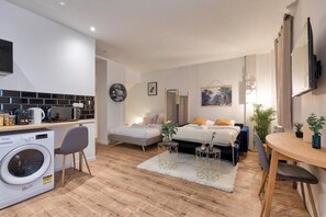 1 habitación, tabla de planchar con plancha, cuna de viaje y wifi 