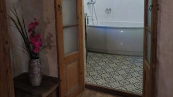 Baignoire, sĂšche-cheveux, serviettes fournies, savon