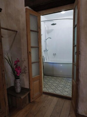 Bathtub, hair dryer, towels, soap - Between lake and mountains, gîte in a renovated farmhouse (Trévignin)