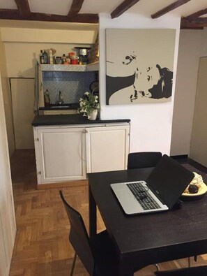 Réfrigérateur, four, plaque de cuisson, cafetière/bouilloire