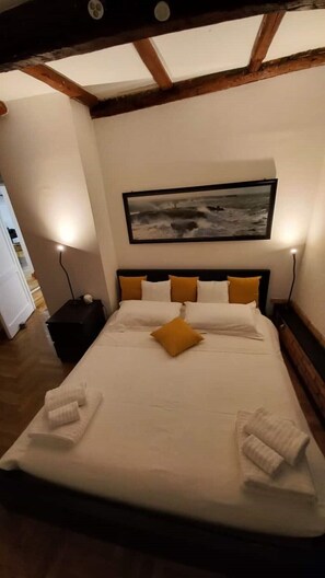 2 bedrooms, iron/ironing board, travel crib, free WiFi - One step away from the Aquarium in the Expo area (Genova)