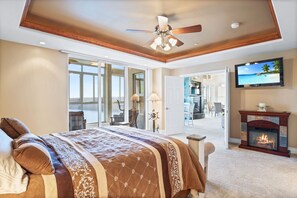 6 bedrooms, desk, iron/ironing board, free WiFi - The Luxury High-Rise Lake Life! PENTHOUSE UNIT @ THE TOWERS: Indoor Pool, HotTub (Osage Beach)