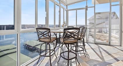 The Luxury High-Rise Lake Life! PENTHOUSE UNIT @ THE TOWERS: Indoor Pool, HotTub
