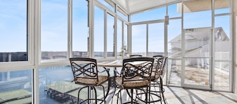 The Luxury High-Rise Lake Life! PENTHOUSE UNIT @ THE TOWERS: Indoor Pool, HotTub