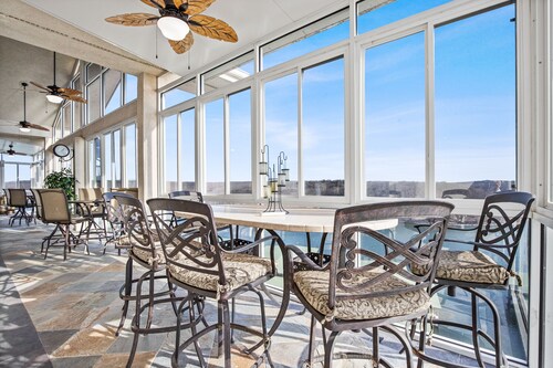 The Luxury High-Rise Lake Life! PENTHOUSE UNIT @ THE TOWERS: Indoor Pool, HotTub