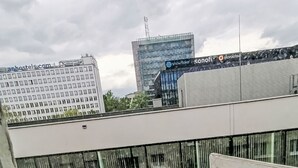Un edificio moderno con grandes ventanales y techo plano.