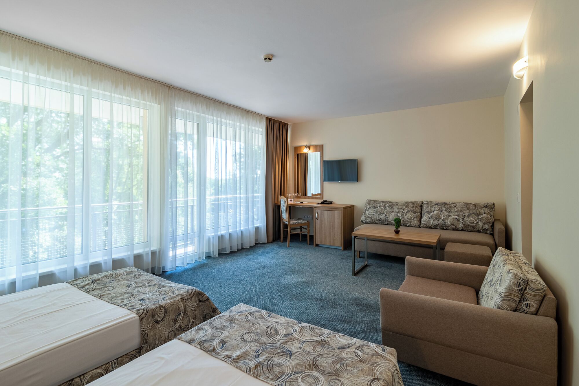 Familien-Doppelzimmer | Minibar, Schreibtisch, laptopgeeigneter Arbeitsplatz
