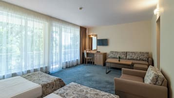 Familien-Doppelzimmer | Minibar, Schreibtisch, laptopgeeigneter Arbeitsplatz
