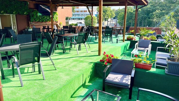 2 bares/lounges, bar ao lado da piscina