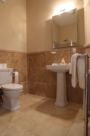 Badewanne, Haartrockner, Handtücher