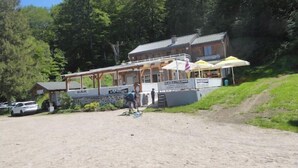 Un edificio con un espacio al aire libre techado, un bar y un restaurante.