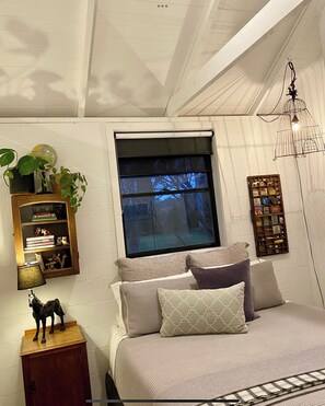 1 bedroom, bed sheets