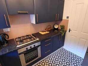 Private kitchen - Stunning, Spacious & Lovely 2 bedroom House (Woodcote)