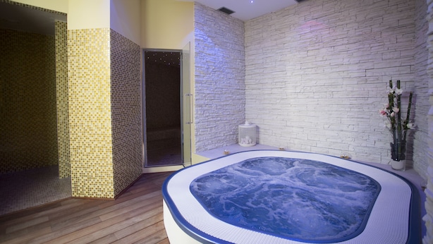 A spa room with a hot tub, a shower area, and a tiled wall. - Hotel Madison (Bellaria-Igea Marina)