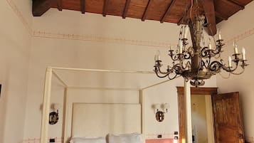 8 bedrooms, desk, iron/ironing board, travel cot