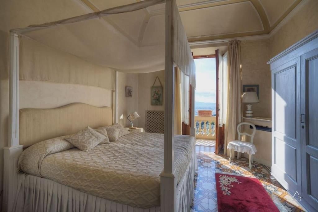 8 chambres, bureau, fer et planche à repasser, lit parapluie