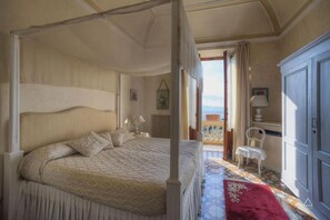 8 makuuhuonetta, työpöytä, silitysrauta/-lauta, vauvan matkasänky