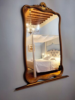 8 bedrooms, desk, iron/ironing board, travel cot