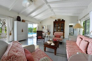 TV, stereo - Falaise des Oiseaux – Dramatic Cliffside Retreat Overlooking Anguilla (Les Terres Basses)