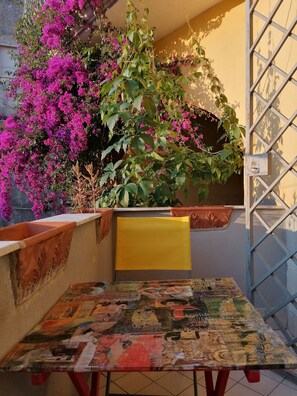 Outdoor dining - WINE HOUSE ON VESUVIUS (Pollena Trocchia)